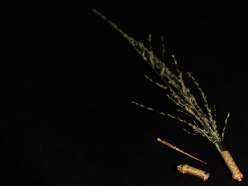 Impressive gold French pre-Victorian needle case with original needle (image 12 of 15)